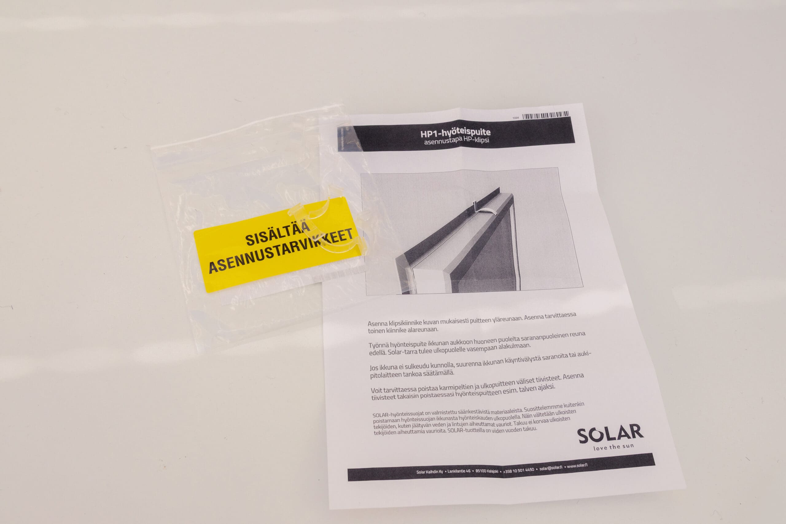 Asennusohjeet extravahvalle hyönteissuojalle ikkunaan