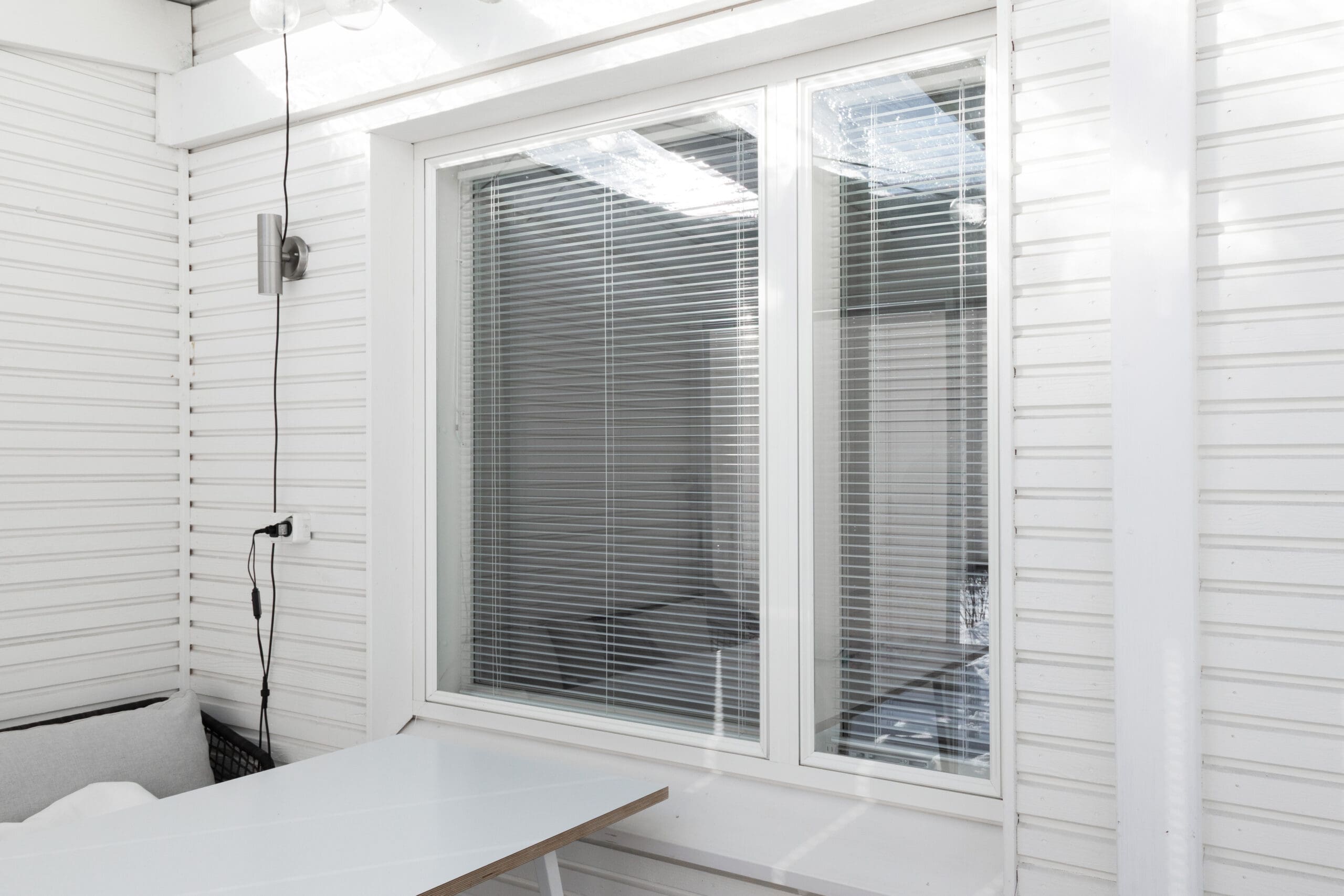 Sälekaihtimet kahdessa ikkunassa